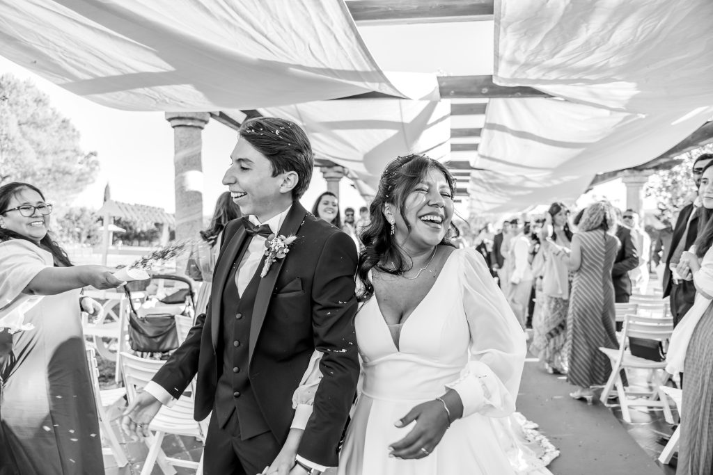 Sheyla y Rubén caminan juntos durante su boda en Ávila